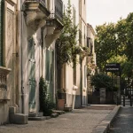Quartier chamberte montpellier : rue calme, immeubles et arbres