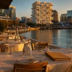Terrasse de restaurants bassin Jacques Cœur Montpellier au coucher du soleil