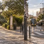 La croix d argent à Montpellier : tram, trottoir et passage piéton